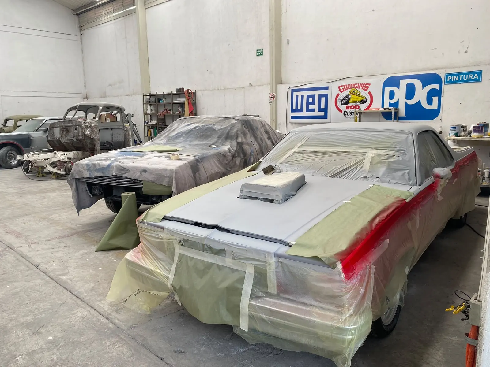 Chevrolet El Camino en proceso de pintura
