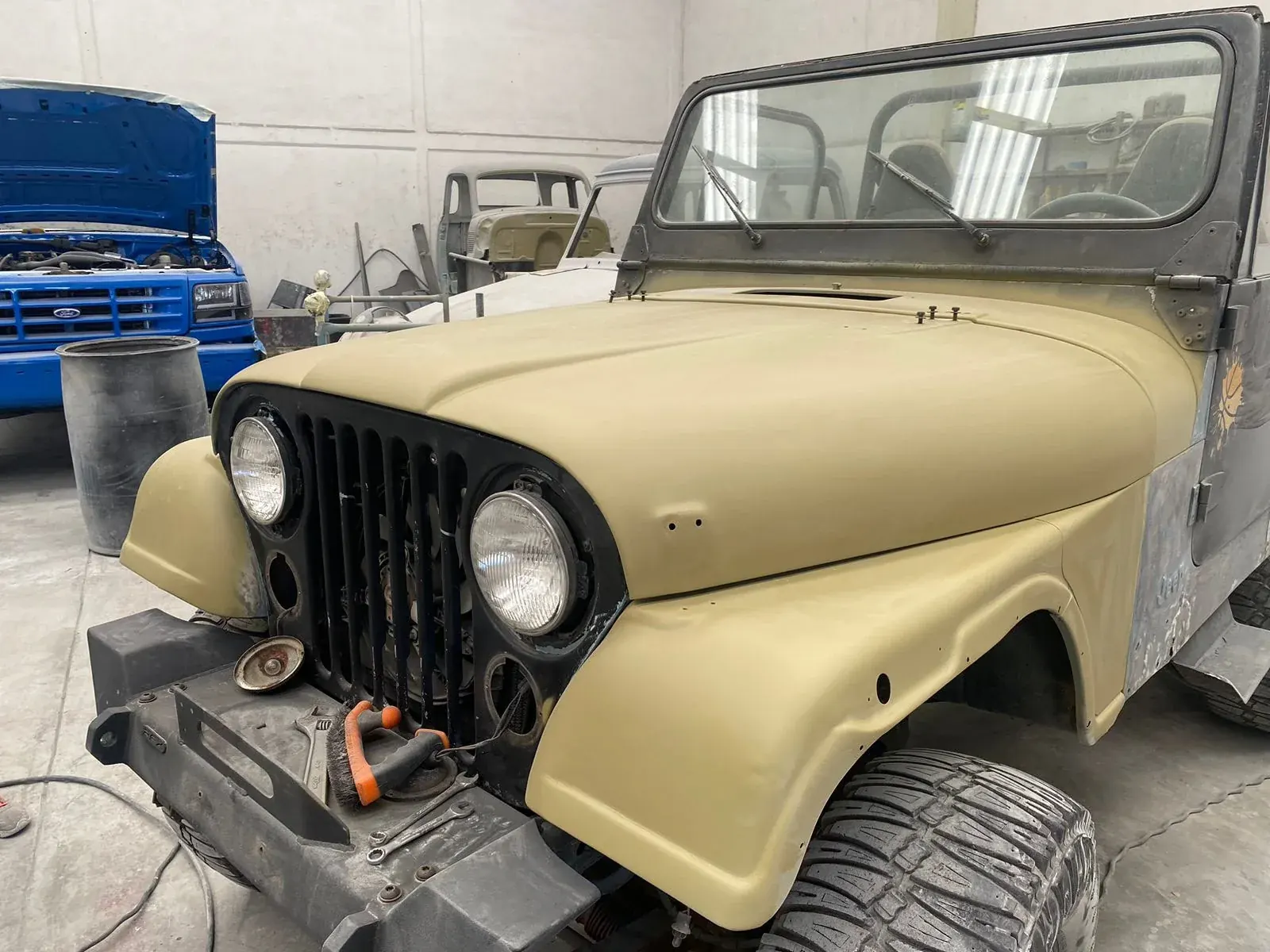 Jeep CJ7 en preparación de pintura